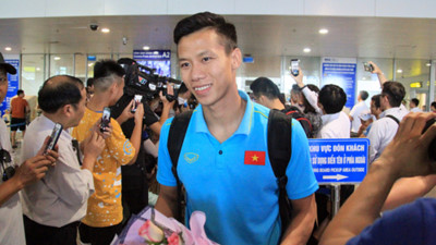 National men's football team receives warm welcome upon arrival home