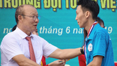 Korean coach Park Hang-seo receives warm reception in Quang Ngai