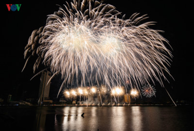 British and Chinese teams display spectacular fireworks for Da Nang Festival