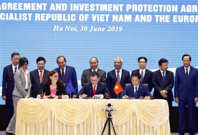 PM Nguyen Xuan Phuc witnesses signing of Vietnam-EU FTA, IPA in Hanoi