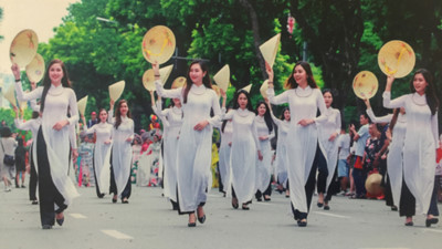 Photo exhibition celebrates anniversary of Hanoi’s recognition as City for Peace