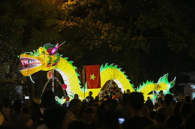 The nation’s largest lantern festival thrills crowds in Tuyen Quang