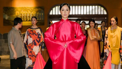 Phuong Thuy dazzles in Ao Dai fashion show