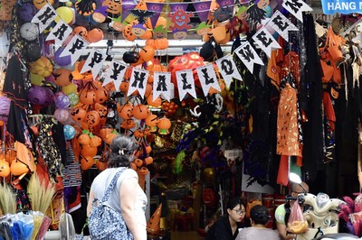 Toys flood Hang Ma street as Halloween approaches