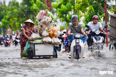 High tides cause disorder to daily lives of residents throughout HCM City