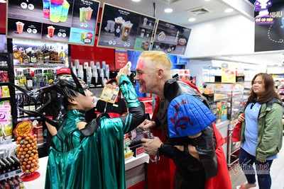 HCM City's Bui Vien street bustles with visitors for Halloween celebrations