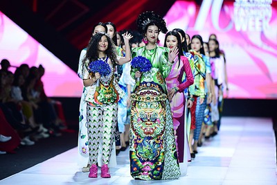 Stunning designs by Thuy Nguyen unveiled at Vietnam Int'l Fashion Week