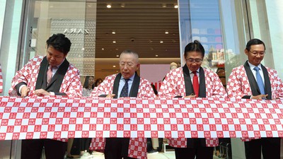 Crowds out in force for launch of first Uniqlo store in downtown HCM City