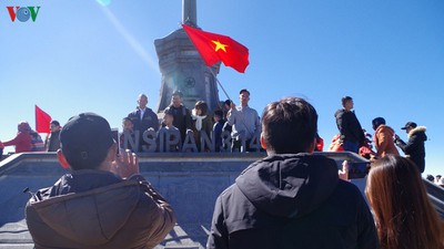 Hordes of tourists head to the peak of Fansipan