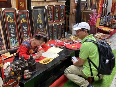 HCM City's residents flock to Tet calligraphy markets
