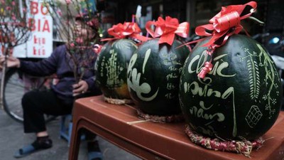 Fruit carvings lure plenty of customers for Tet