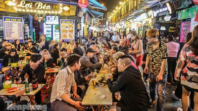 Return of foreign tourists breathes energy back into Ta Hien street