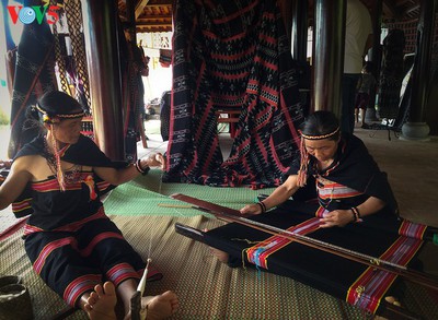 Ta Oi ethnic minority preserve traditional Zeng weaving