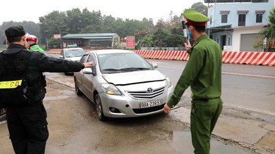 Hanoi sets up checkpoints at city entrances to control COVID-19