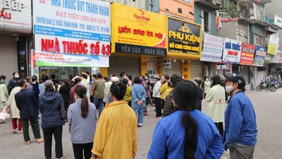 Free bread, dumplings offered to deprived people in COVID-19 fight