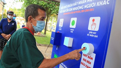 ATM machine offering free food supports deprived people in HCM City