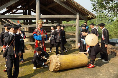 Drum dance of the Giay