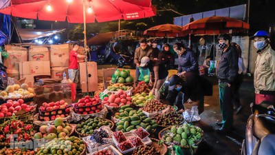 COVID-19: Post-restriction night markets open again in Hanoi