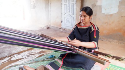 Ede ethic women preserve brocade weaving