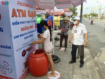 Rice ATM helps Vietnam’s poor survive COVID-19 pandemic