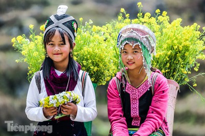 Images of playful children on stone plateau in Ha Giang