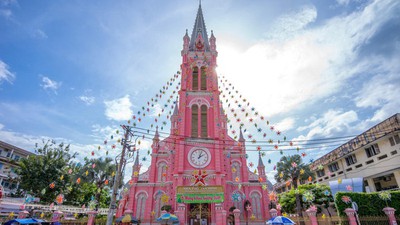 Vietnam church among leading pink buildings to visit worldwide