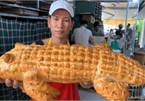Giant crocodile-shaped bread excites local diners