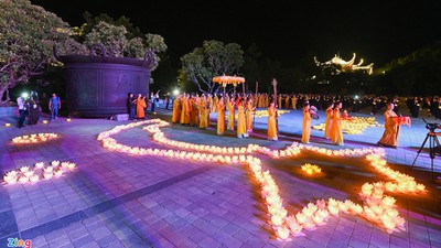 Lotus-shaped lanterns form Vietnamese map in tribute to fallen soldiers