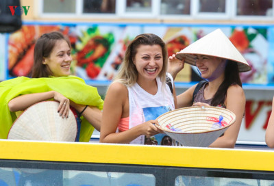 Foreigners enjoy scenic views onboard double decker buses in Ha Long