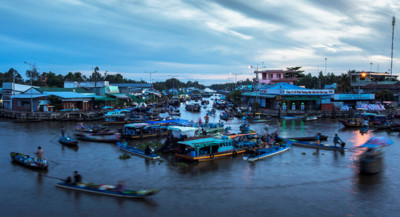 Exploring popular Nga Nam floating market