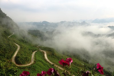 Exploring Quan Ba heaven gate amid a sea of clouds in Ha Giang