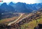 Discovering Hanh Phuc winding road in Ha Giang