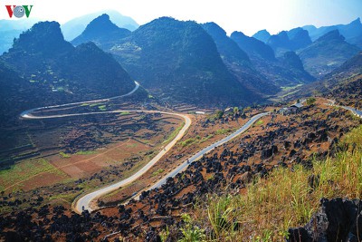 Discovering Hanh Phuc winding road in Ha Giang