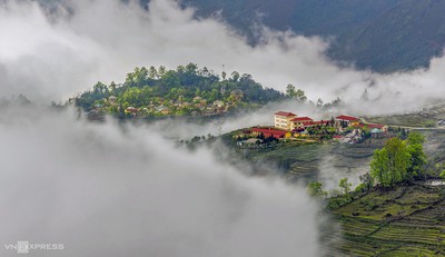 Y Ty cloud hunting season in Lao Cai province