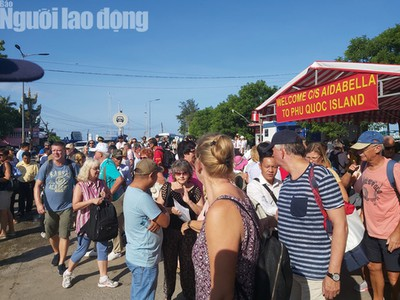 Phu Quoc greets Italian cruise ship with over 2,000 tourists