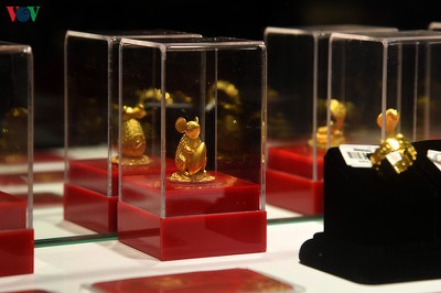 People queue to purchase gold on God of Wealth Day