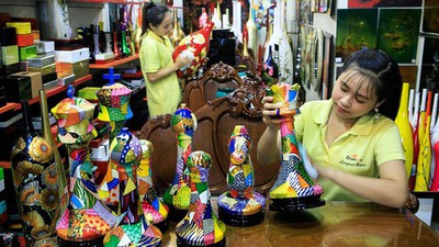 Southern village’s lacquer art kept alive