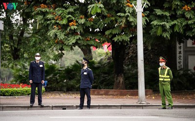 Crowded lake falls silent three days into social distancing policy