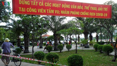 HCM City residents ignore social distancing order, gather in crowds