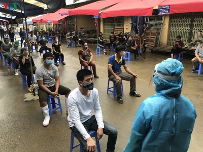 Hanoi tests market traders for COVID-19