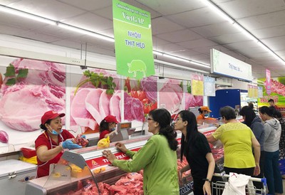 Domestic pork prices fall as pigs imported in large volume