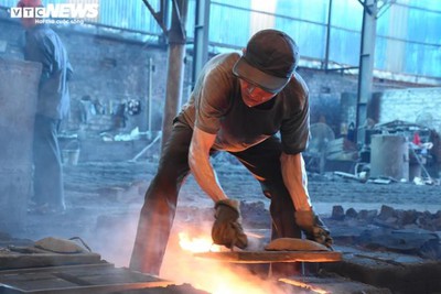 Metal casting workers struggle under scorching temperatures