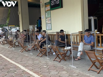 Hanoi restaurants set up ‘shields’ to prevent COVID-19