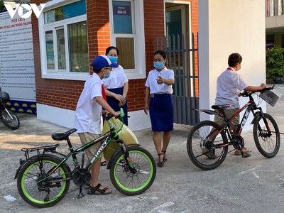 Students in Hanoi head back to school