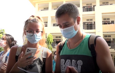 Over 100 foreigners thank Vietnam after 14-day quarantine ends