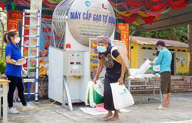 COVID-19: Minority people get gifts from ‘rice ATMs’