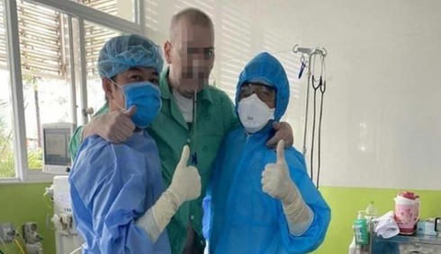 british pilot keen to return home through early hospital release hinh 0