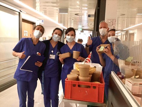 vietnamese in germany sew covid-19 masks for local doctors hinh 2