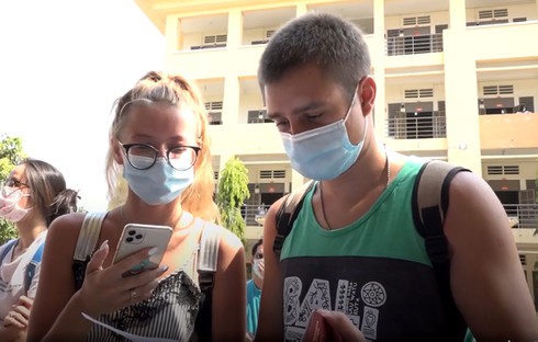 over 100 foreigners thank vietnam after 14-day quarantine ends hinh 0