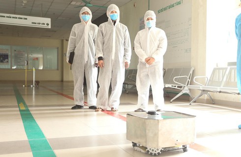 vietnam manufactures covid-19 disinfection robot hinh 0